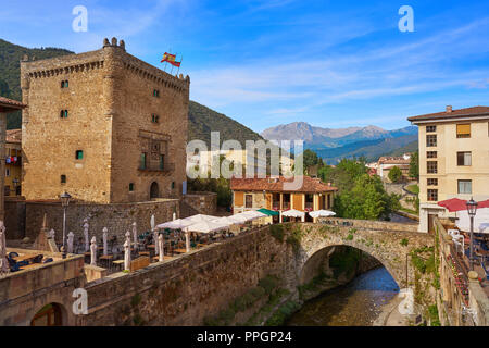 Potes infantado torre in Cantabria Spagna Foto Stock