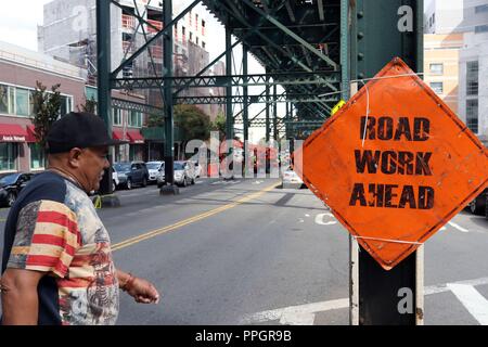 La città di New York, New York, Stati Uniti d'America. Xxv Sep, 2018. Dopo anni di incuria, il Metropolitan Transit Authority) prosegue con un rapido programma di riparazione del sistema di indirizzamento lacune che incidono i pedoni e gli automobilisti e di transito di massa di pendolari a livello di sistema a tutte le ore del giorno nella città di New York. Credito: G. Ronald Lopez/ZUMA filo/Alamy Live News Foto Stock