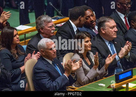 New York, Stati Uniti d'America, 25 settembre 2018. L-R: segretario stampa della Casa Bianca Sarah Huckabee Sanders, Vicepresidente degli Stati Uniti Mike Pence, National Security Advisor John Bolton, ambasciatore delle Nazioni Unite Nikki Haley e il Segretario di Stato Mike Pompeo applaudire l'arrivo del Presidente americano Donald Trump alla 73a Assemblea generale delle Nazioni Unite. Foto di Enrique Shore Credit: Enrique Shore/Alamy Live News Foto Stock