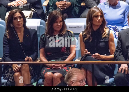 New York, Stati Uniti d'America, 25 settembre 2018. USA la prima signora Melania Trump (R) e Karen pence (C), moglie di U.S. Vice Presidente Mike Pence attende in una galleria laterale insieme con le mogli degli altri delegati prima di suo marito il presidente statunitense Donald Trump risolve la sessione di apertura della 73a Assemblea generale delle Nazioni Unite. Foto di Enrique Shore Credit: Enrique Shore/Alamy Live News Foto Stock