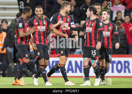 Bournemouth, Regno Unito. 25 Settembre 2018.Callum Wilson di Bournemouth celebra con i suoi compagni di squadra dopo il punteggio durante il Carabao EFL Cup terzo turno match tra AFC Bournemouth e Blackburn Rovers presso la vitalità Stadium, Bournemouth, Inghilterra il 25 settembre 2018. Foto di Simon Carlton. Solo uso editoriale, è richiesta una licenza per uso commerciale. Nessun uso in scommesse, giochi o un singolo giocatore/club/league pubblicazioni. Credit: UK Sports Pics Ltd/Alamy Live News Foto Stock