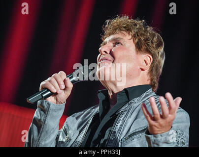 Neuenhagen, Brandenburg. Xxi Sep, 2018. Il cantante Frank Schöbel suona presso il concerto "Wiedersehen mit Freunden' nel Bürgerhaus di Neuenhagen vicino a Berlino. Credito: Patrick Pleul/dpa-Zentralbild/ZB/dpa/Alamy Live News Foto Stock