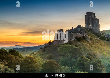 Corfe Castle, Dorset. Il 26 settembre 2018. Regno Unito - Previsioni del tempo - Dopo un'altra notte fredda, un colorato tramonto sull'storiche rovine di Corfe Castle araldi di inizio a temperature crescenti nella contea di Dorset, Inghilterra. Credito: Terry Mathews/Alamy Live News Foto Stock