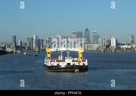 Londra, Regno Unito. 26 Settembre 2018: TFL per chiudere il Woolwich Ferry dal 6 ottobre 2018 fino alla fine di dicembre per consentire ai nuovi posti barca per essere costruito su entrambi i lati del fiume.Questi sono necessari per consentire al nuovo a bassa emissione di barche di operare sul servizio da gennaio, aumentando la capacità nonché offrendo uno spazio dedicato per i ciclisti.Il Woolwich Ferry porta centinaia di automobili, camion, ciclisti e pedoni oltre il fiume ogni giorno. Credito: Claire Doherty/Alamy Live News Foto Stock