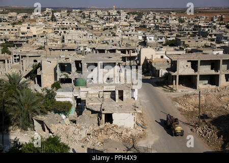 Settembre 18, 2018 - Immagini di vita quotidiana nelle mani dei ribelli città siriane di Kafr Zita nel nord della campagna di Hama. La città di Kafr Zita ha assistito a gravi pesanti combattimenti e intensi bombardamenti tra gruppi ribelli e il governo siriano esercito che ha causato tanta distruzione in città. Un 2017 Accordo del de-escalation zone migliorato la situazione in Kafr Zita permettendo il ritorno dei profughi siriani alla città. Kafr Zita si trova vicino al bagno turco osservazione post, che è entro la demilitarised zone tampone concordato da Russia e Turchia in Siria Idlib della provincia per separare gov Foto Stock