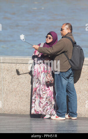Londra REGNO UNITO. Il 26 settembre 2018. Un uomo jogging in autunno caldo sole su Londra Riverside Credito: amer ghazzal/Alamy Live News Foto Stock