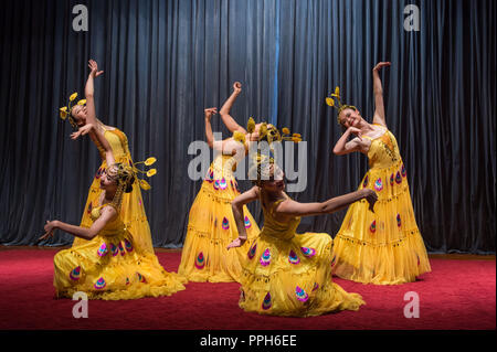 Il Cairo, Egitto. 24Sep, 2018. Artisti dal Yunnan Cultura e arte Troupe eseguire ballare durante la Mid-Autumn Festival celebrazione del Cairo in Egitto, Sett. 24, 2018. Come la luna è diventata piena di lunedì, Cinese e artisti egiziani ha celebrato quest anno le Mid-Autumn Festival al Cairo. In mezzo a una gioiosa atmosfera presso il il Centro Culturale Cinese nella capitale, decine di cinesi ed egiziani ha segnato il festival cinese con le bande del sud-ovest della Cina di Provincia di Yunnan esecuzione artistica e spettacoli folcloristici. Credito: Meng Tao/Xinhua/Alamy Live News Foto Stock