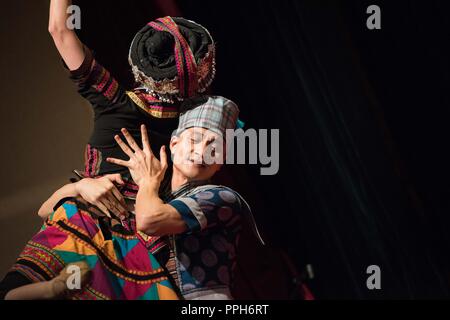 Il Cairo, Egitto. 24Sep, 2018. Artisti dal Yunnan Cultura e arte Troupe eseguire ballare durante la Mid-Autumn Festival celebrazione del Cairo in Egitto, Sett. 24, 2018. Come la luna è diventata piena di lunedì, Cinese e artisti egiziani ha celebrato quest anno le Mid-Autumn Festival al Cairo. In mezzo a una gioiosa atmosfera presso il il Centro Culturale Cinese nella capitale, decine di cinesi ed egiziani ha segnato il festival cinese con le bande del sud-ovest della Cina di Provincia di Yunnan esecuzione artistica e spettacoli folcloristici. Credito: Meng Tao/Xinhua/Alamy Live News Foto Stock