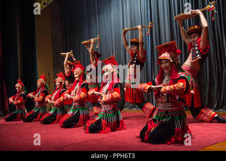 Il Cairo, Egitto. 24Sep, 2018. Artisti dal Yunnan Cultura e arte Troupe eseguire ballare durante la Mid-Autumn Festival celebrazione del Cairo in Egitto, Sett. 24, 2018. Come la luna è diventata piena di lunedì, Cinese e artisti egiziani ha celebrato quest anno le Mid-Autumn Festival al Cairo. In mezzo a una gioiosa atmosfera presso il il Centro Culturale Cinese nella capitale, decine di cinesi ed egiziani ha segnato il festival cinese con le bande del sud-ovest della Cina di Provincia di Yunnan esecuzione artistica e spettacoli folcloristici. Credito: Meng Tao/Xinhua/Alamy Live News Foto Stock