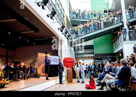 Hengelo, Paesi Bassi. 26 Sep, 2018. Re Willem-Alexander dei Paesi Bassi a CT Sorkcollege in Hengelo, il 26 settembre 2018, per partecipare alla conferenza annuale di organizzazione in rete De Maatschappij in occasione del suo centocinquantesimo anniversario come una tecnologia fotografica città : Albert Nieboer/ Paesi Bassi OUT/point de vue OUT | Credit: dpa/Alamy Live News Foto Stock