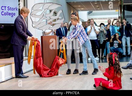 Hengelo, Paesi Bassi. 26 Sep, 2018. Re Willem-Alexander dei Paesi Bassi a CT Sorkcollege in Hengelo, il 26 settembre 2018, per partecipare alla conferenza annuale di organizzazione in rete De Maatschappij in occasione del suo centocinquantesimo anniversario come una tecnologia fotografica città : Albert Nieboer/ Paesi Bassi OUT/point de vue OUT | Credit: dpa/Alamy Live News Foto Stock
