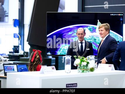 Hengelo, Paesi Bassi. 26 Sep, 2018. Re Willem-Alexander dei Paesi Bassi a hightechbedrijf Thales in Hengelo, il 26 settembre 2018, per partecipare alla conferenza annuale di organizzazione in rete De Maatschappij in occasione del suo centocinquantesimo anniversario come una tecnologia fotografica città : Albert Nieboer/ Paesi Bassi OUT/point de vue OUT | Credit: dpa/Alamy Live News Foto Stock