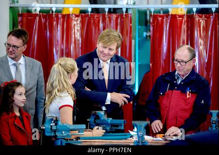 Hengelo, Paesi Bassi. 26 Sep, 2018. Re Willem-Alexander dei Paesi Bassi a CT Sorkcollege in Hengelo, il 26 settembre 2018, per partecipare alla conferenza annuale di organizzazione in rete De Maatschappij in occasione del suo centocinquantesimo anniversario come una tecnologia fotografica città : Albert Nieboer/ Paesi Bassi OUT/point de vue OUT | Credit: dpa/Alamy Live News Foto Stock