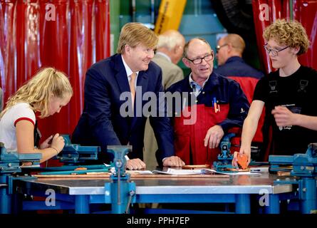 Hengelo, Paesi Bassi. 26 Sep, 2018. Re Willem-Alexander dei Paesi Bassi a CT Sorkcollege in Hengelo, il 26 settembre 2018, per partecipare alla conferenza annuale di organizzazione in rete De Maatschappij in occasione del suo centocinquantesimo anniversario come una tecnologia fotografica città : Albert Nieboer/ Paesi Bassi OUT/point de vue OUT | Credit: dpa/Alamy Live News Foto Stock