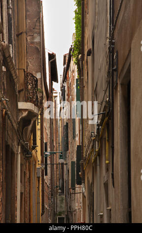 Strada stretta a Venezia. Veneto. Italia Foto Stock