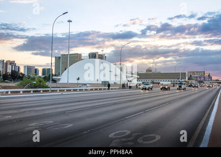 Asse Monumentale Avenue e il Museo Nazionale al tramonto - Brasilia, Brasile Foto Stock