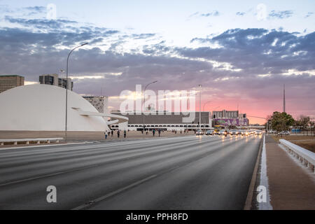 Asse Monumentale Avenue e il Museo Nazionale al tramonto - Brasilia, Brasile Foto Stock