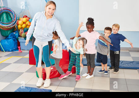 I bambini con pullman femmina di mostrare a tutti i vincitori di medaglie  sulla giornata di sport Foto stock - Alamy