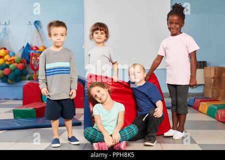 Bambini multiculturale come amici in palestra in asilo nido o alla scuola materna Foto Stock