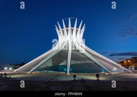 La Cattedrale di Brasilia di notte - Brasilia, Brasile Foto Stock