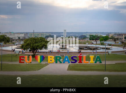 Brasilia segno a Burle Marx Garden Park e la Torre della TV Fontana - Brasilia, Distrito Federal, Brasile Foto Stock