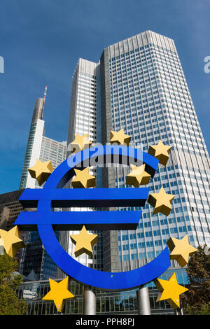 La Eurotower della Banca centrale europea - EZB- a Francoforte con il simbolo dell'euro e le dodici stelle della bandiera dell'Unione europea. Foto Stock