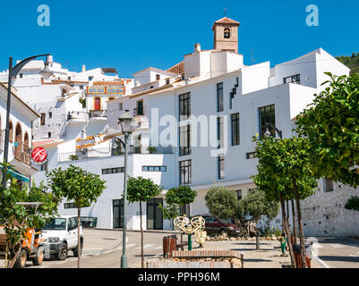 Case bianche e il campanile di una chiesa, vecchio villaggio moresco, Mudejar route, Salares, Axarquia, Andalusia, Spagna Foto Stock