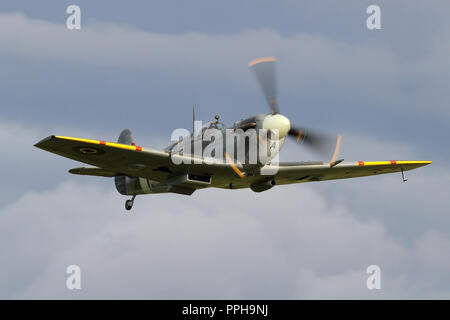 Spitfire Mk V prendendo il largo a Duxford airfield durante la Battaglia di airshow di Gran Bretagna. Foto Stock