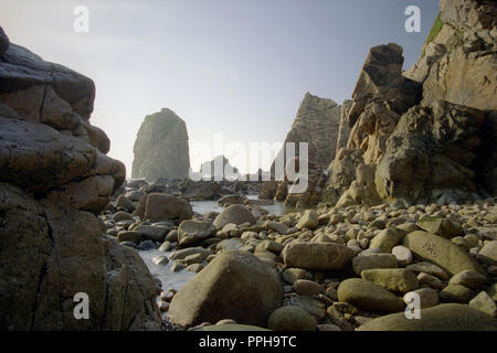 Svuotare il paradiso mare spiaggia dal centro del Portogallo con interessanti scogliere durante la bassa marea. Praia da Ursa, Sintra, Portogallo. Analogico: 35mm pellicola a colori Foto Stock