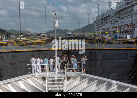 Canale di Panama, Panama - 18 aprile 2018. La nave da crociera Crystal Symphony è in procinto di passare attraverso uno dei blocchi nel canale di Panama. Foto Stock