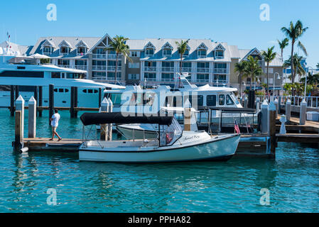 Key West, Florida -- Aprile 29, 2018. Le barche sono ancorata in un porto ad ovest chiave su una bella giornata di primavera, Foto Stock