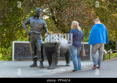 Statua di Wojtek Soldier Bear nei giardini di Princes Street Edinburgh. Foto Stock