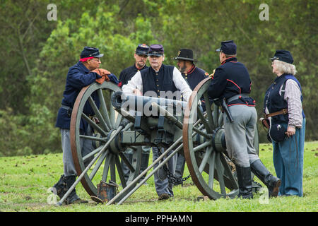 Unione dai soldati durante una scena di battaglia dalla guerra civile americana ad una rievocazione storica in Huntington Beach California USA Foto Stock