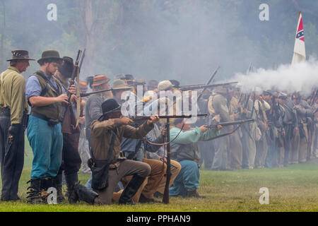 Esercito confederato scena di battaglia in una guerra civile americana rievocazione storica in Huntington Beach California USA Foto Stock