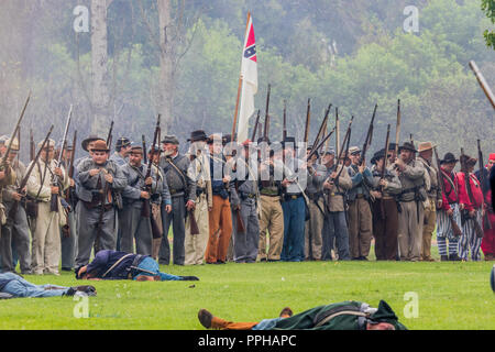 Esercito confederato scena di battaglia in una guerra civile americana rievocazione storica in Huntington Beach California USA Foto Stock