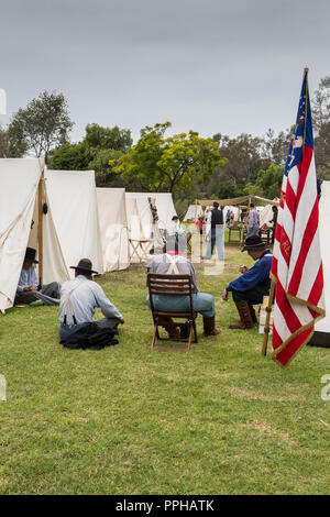 Gli attori a una guerra civile americana encampment parte di una rievocazione storica in Huntington Beach California USA Foto Stock