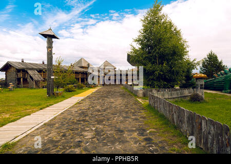 Un edificio a due piani log cabin e improvvisato oggetti di antiquariato sono nel lato nord della station wagon Foto Stock