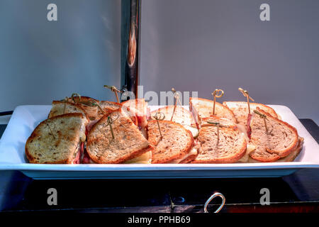 Grigliata di Ruben sandwich made con corned beef, crauti e formaggio Svizzero sul pane di segale a buffet. Foto Stock