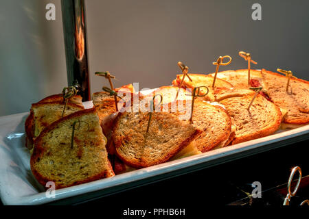 Grigliata di Ruben sandwich made con corned beef, crauti e formaggio Svizzero sul pane di segale a buffet. Foto Stock