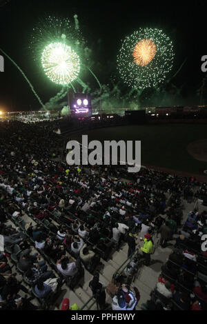 Fuegos artificiales duranti la inauguración de la Serie del Caribe 2013 en Estadio Sonora, profesamente construido para este encuentro internacional. Foto Stock