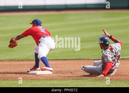 Engel Beltre es puesto pot por el segada base de Puerto Rico Jesmuel Valentin , duranti el partido de beisbol de la Serie del Caribe entre Republica D Foto Stock