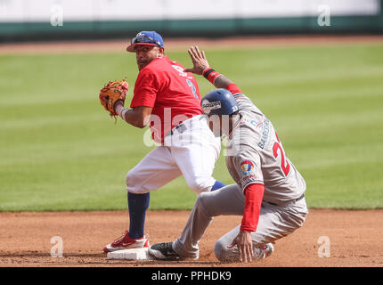 Engel Beltre es puesto pot por el segada base de Puerto Rico Jesmuel Valentin , duranti el partido de beisbol de la Serie del Caribe entre Republica D Foto Stock