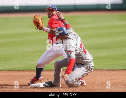 Engel Beltre es puesto pot por el segada base de Puerto Rico Jesmuel Valentin , duranti el partido de beisbol de la Serie del Caribe entre Republica D Foto Stock