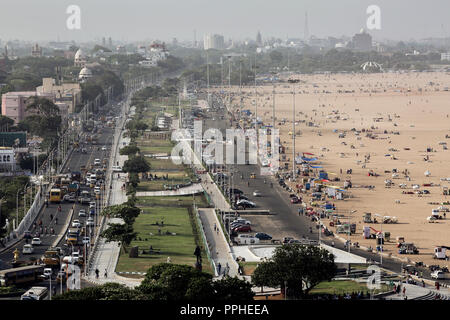 Il traffico e la gente a Marina e la spiaggia di Gandhi a Chennai, Indoa Foto Stock