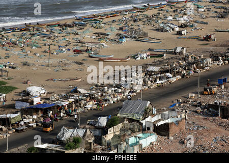 Angolo di alta vista delle barche da pesca e reti da pesca su Foreshore Estate spiaggia, Chennai, India Foto Stock