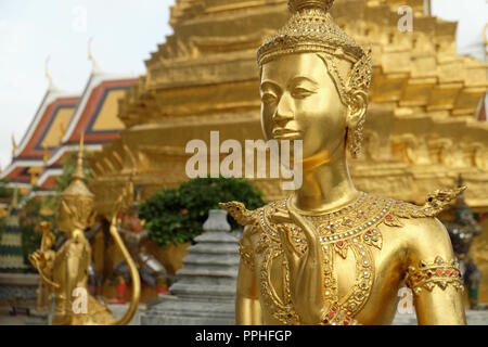 Golden Kinnari statua al Tempio del Buddha di Smeraldo (Wat Phra Kaew) in Grand Royal Palace. A metà uccello, semi-donna, Bangkok, Thailandia Foto Stock