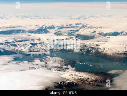 Vista aerea della Groenlandia e il terreno compreso ghiacciai, vie navigabili, ghiaccio e neve Foto Stock