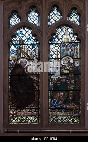 Sant Ilario e un monaco organista in vetro colorato, San Lorenzo è la Chiesa, Warborough, Oxfordshire, England, Regno Unito Foto Stock