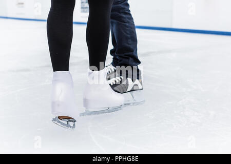 Sezione bassa di un pattinatore su ghiaccio Foto Stock