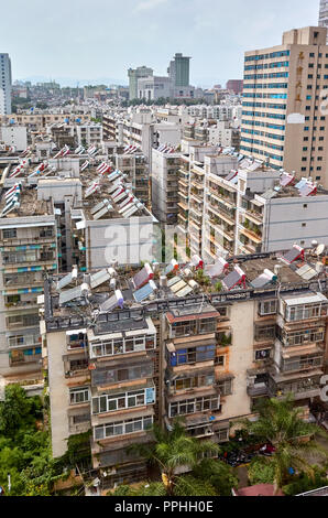 Kunming, Cina - 20 Settembre 2017: Solar Impianti di riscaldamento sui tetti di edifici residenziali nel centro cittadino di Kunming. Foto Stock